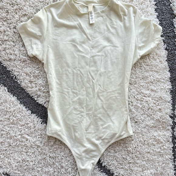 SKIMS Bone TShirt Bodysuit!! - Picture 5 of 7